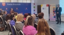 uczestnicy słuchają prelekcji