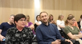 Zdjęcie przedstawia uczestników forum na Auli podczas Forum Pomocy Społecznej