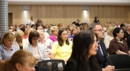 - Zdjęcie przedstawia uczestników forum na Auli podczas Forum Pomocy Społecznej