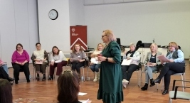 Zdjęcie przedstawia uczestników szkolenia pn. „„Techniki wzmacniania poczucia własnej wartości w pracy socjalnej” wraz z prowadzącym.