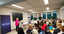 Kobieta wygłasza dla uczestników inauguracji studiów