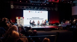 Zdjęcie przedstawia uczestników panelu dyskusyjnego nt.” Usługi społeczne w samorządzie”