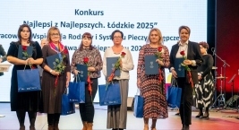 Zdjęcie przedstawia laureatów konkursu „Najlepsi z Najlepszych. Łódzkie 2025” w kategorii: Pracownik Wspierania Rodziny i systemu Pieczy Zastępczej Województwa Łódzkiego Roku 2025 