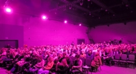 Uczestnicy spektaklu pn. „Na prochach” Teatru Syrena w ramach Wojewódzkich Obchodów Światowego Dnia AIDS organizowanego w Klubie Wytwórnia w Łodzi. 