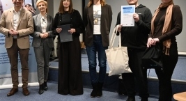 Organizatorzy spotkania oraz uczestnicy z certyfikatem i materiałami promocyjnymi po zakończeniu części oficjalne