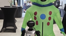 robot i maskotka